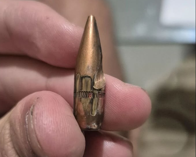 Detalhe de bala que entrou na casa de internauta na Penha