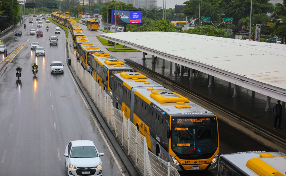 Foto da Transolímpica em dia de chuva no Rio