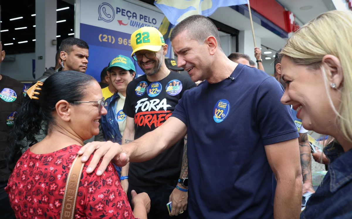 Douglas Ruas em campanhoa no Meier, nesta segunda-feira