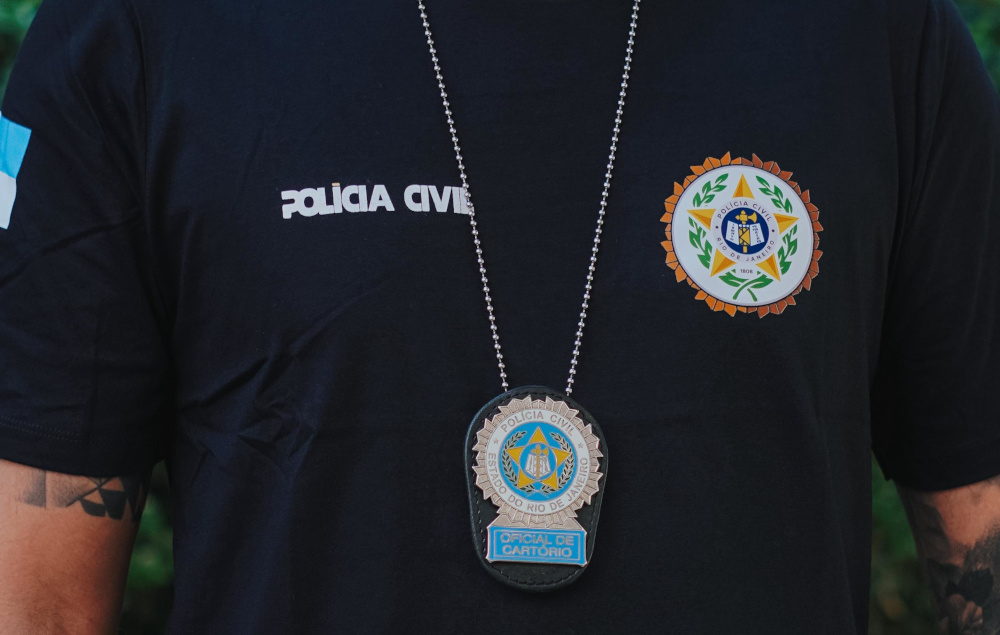 Policial Civil com distintivo